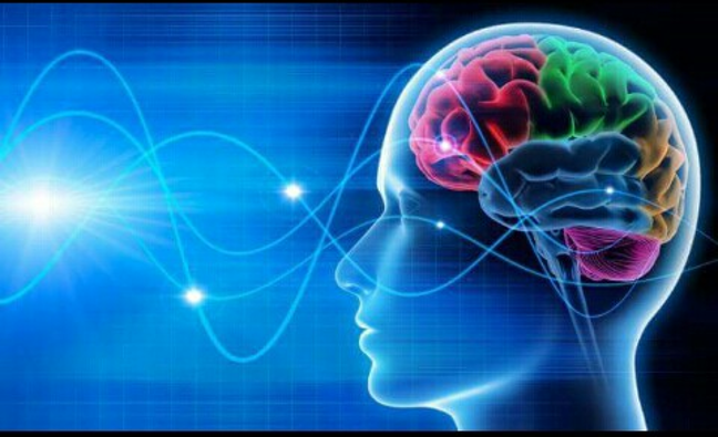 grafika abstrakcyjnie ukazująca fale mózgowe (przedstawiona głowa człowieka, mózg i pofalowane linie sugerujące fale)