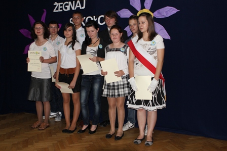 zdjęcie grupowe uczniów szkoły którzy zdobyli odznakę korczakowską w 2012 r.